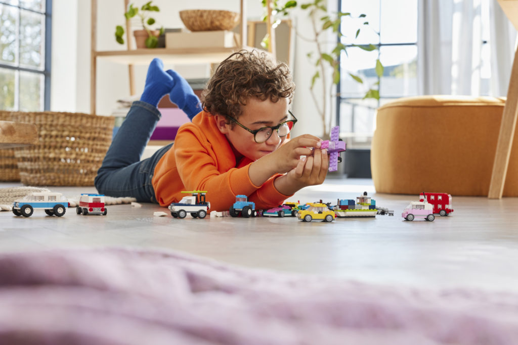 LEGO představuje výsledky studie LEGO® Play Well a iniciativu Půlhodinu pro rodinu
