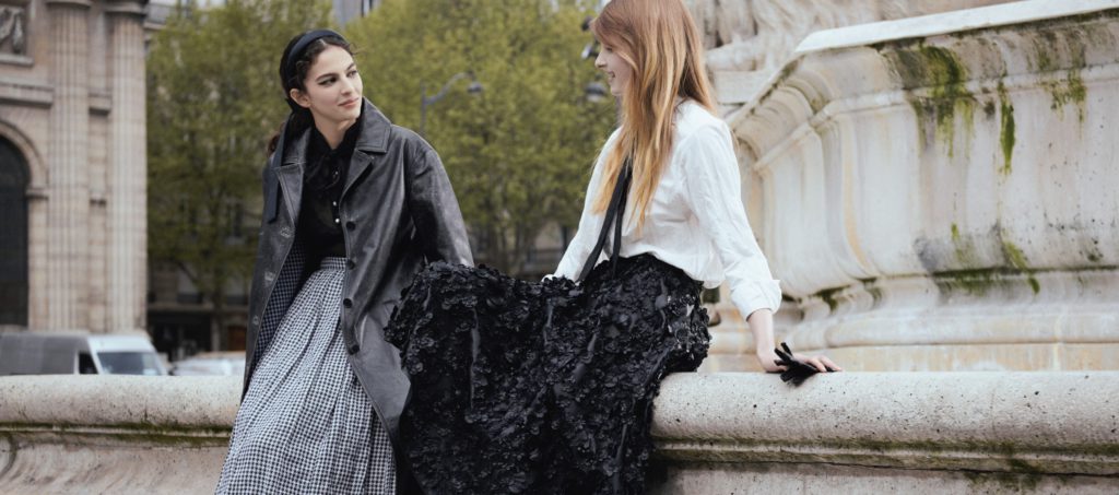 Oblékněte se jako Pařížanka. Stylové návyky, které fungují i v Praze