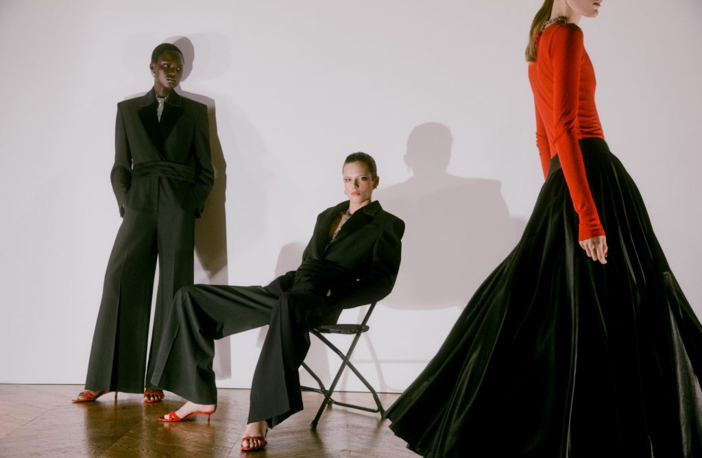 Červená jako statement. Silvestrovská móda v Zaře se nebojí divokosti