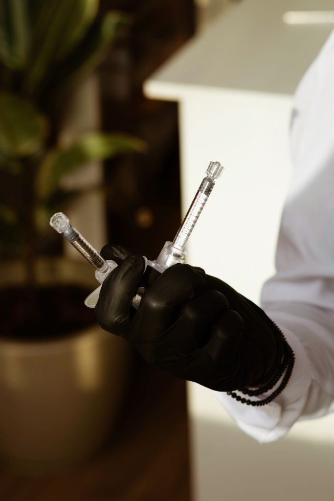Skin booster nebo botox? Jak se liší a pro koho je každý z nich vhodný
