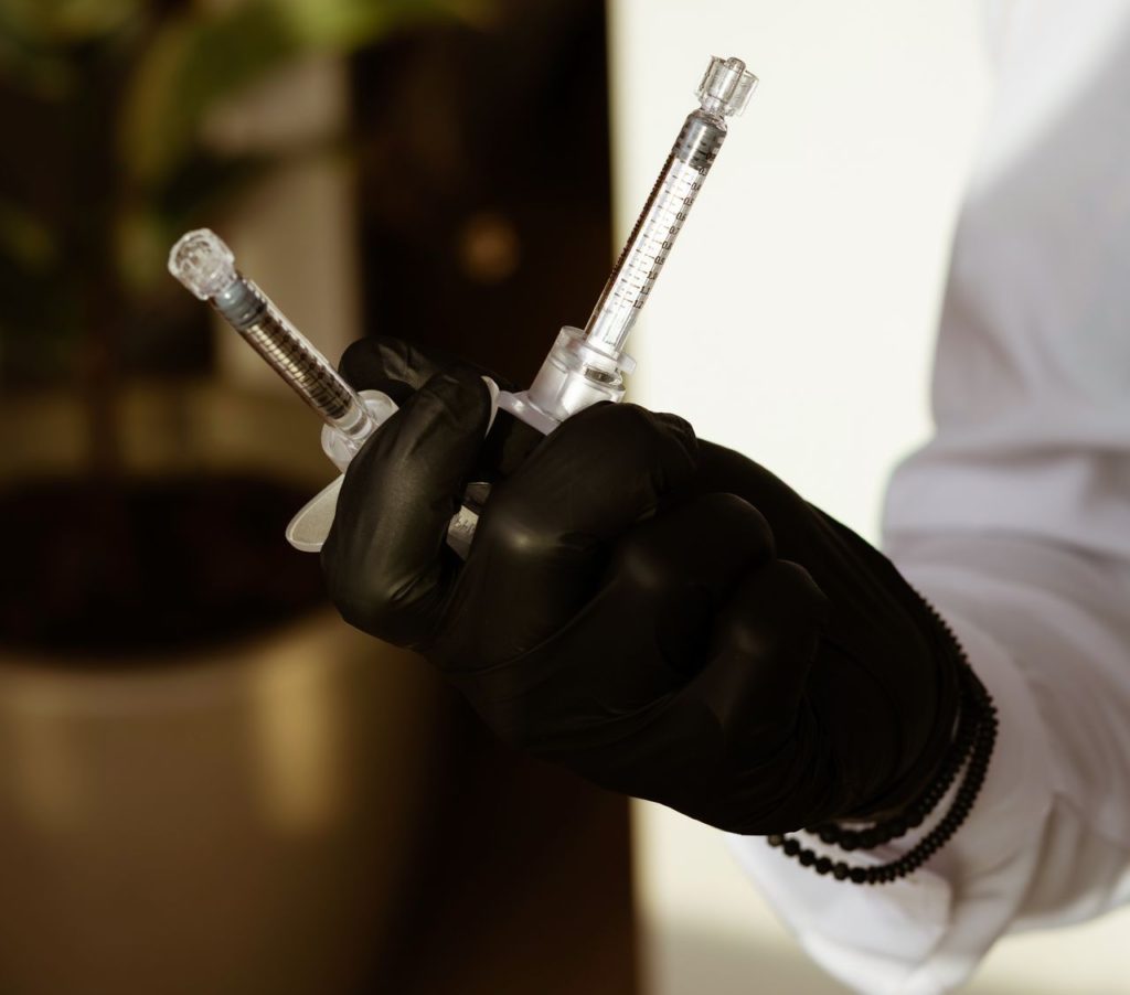 Skin booster nebo botox? Jak se liší a pro koho je každý z nich vhodný