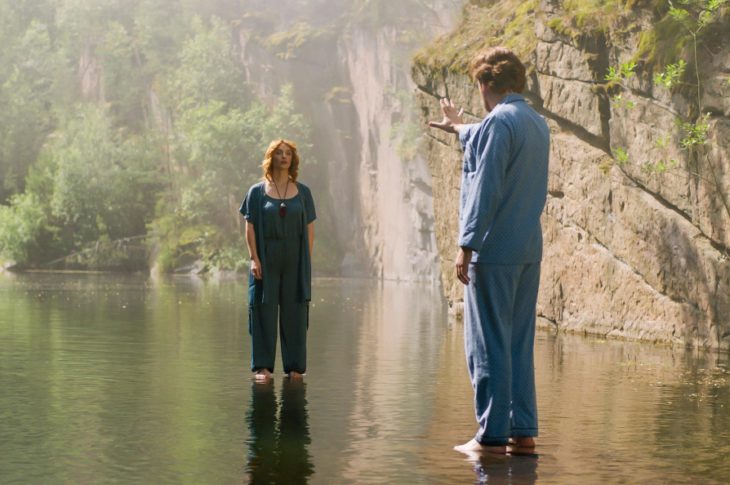 Vica Kerekes a Petr Lněnička jako Černaja a Perun kráčejí po vodní hladině ve filmu Máma a Táta jsou Boží.