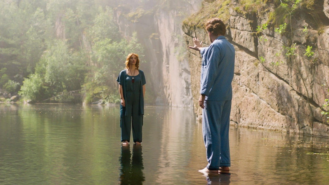 Vica Kerekes a Petr Lněnička jako Černaja a Perun kráčejí po vodní hladině ve filmu Máma a Táta jsou Boží.