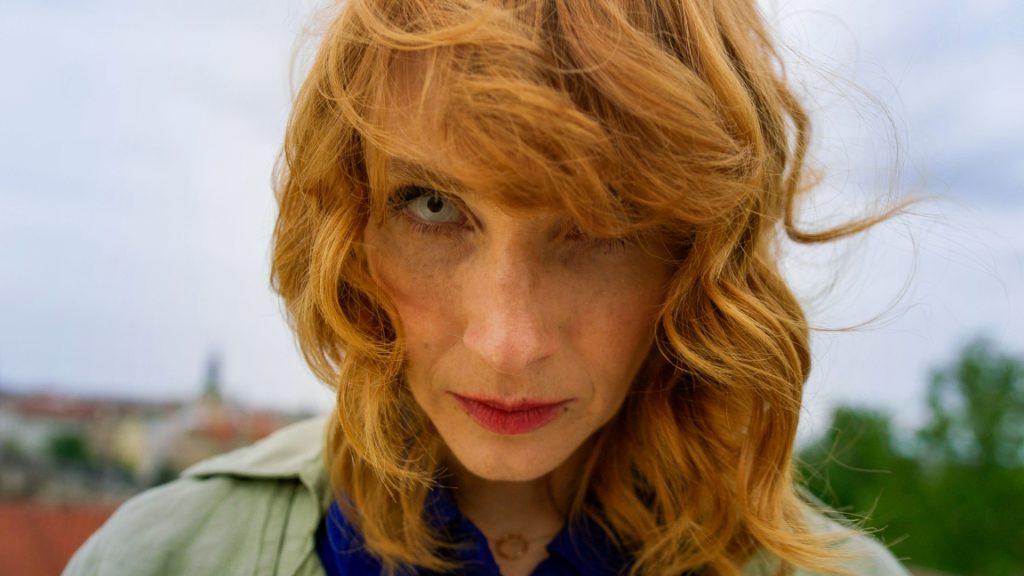 Vica Kerekes jako bohyně Černaja ve filmu Máma a Táta jsou Boží.
