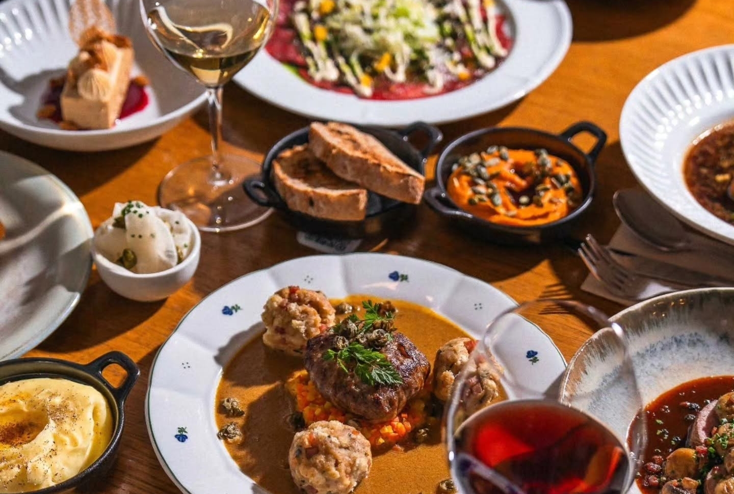 Výběr jídel říjnové nabídky restaurací konceptu TADY CHUTNÁ