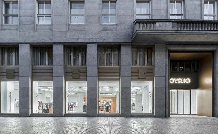 Výlohy a vstup do prodejny OYSHO v Trinity Paláci na Na Příkopě 33